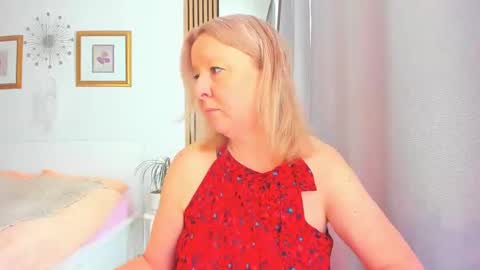 Snapshot of blonde_angel20 chatting on February 21, 9:02 am Nicole online show from February 21, 9:02 am