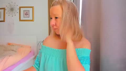 Snapshot of blonde_angel20 chatting on February 24, 10:04 am Nicole online show from February 24, 10:04 am