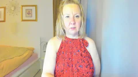 Snapshot of blonde_angel20 chatting on February 20, 5:52 pm Nicole online show from February 20, 5:52 pm