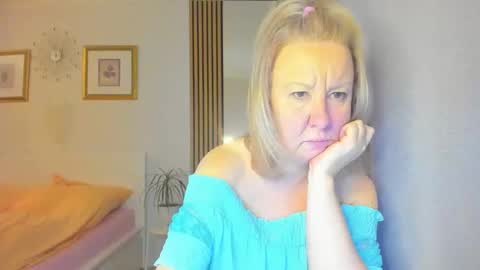 Snapshot of blonde_angel20 chatting on February 4, 5:23 pm Nicole online show from February 4, 5:23 pm