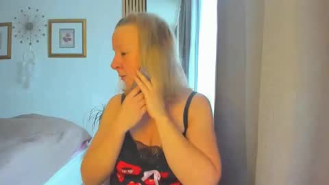 Snapshot of blonde_angel20 chatting on March 3, 9:33 am Nicole online show from March 3, 9:33 am