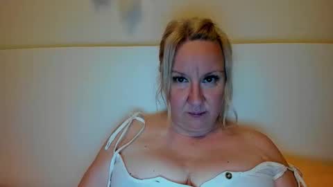 Snapshot of blonde_angel20 chatting on September 24, 7:31 pm Nicole online show from September 24, 7:31 pm