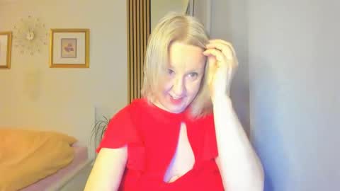Snapshot of blonde_angel20 chatting on February 6, 5:25 am Nicole online show from February 6, 5:25 am
