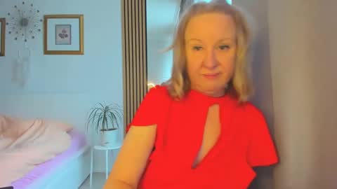 Snapshot of blonde_angel20 chatting on February 6, 8:39 am Nicole online show from February 6, 8:39 am