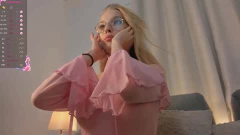 Snapshot of blondiemuse_ chatting on September 18, 2:54 pm Eva online show from September 18, 2:54 pm