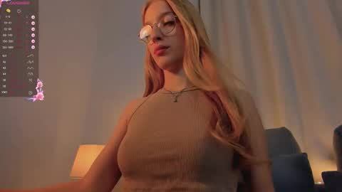 Snapshot of blondiemuse_ chatting on September 23, 3:17 pm Eva online show from September 23, 3:17 pm