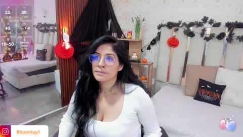 Snapshot of blue_tay1 chatting on October 22, 1:24 pm blue_tay1 online show from October 22, 1:24 pm