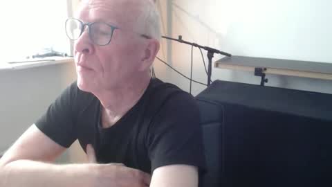 blueeyesn8 online show from October 9, 8:09 am