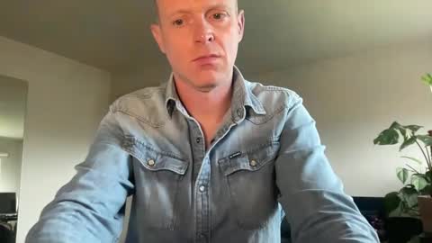 Snapshot of boegieboy76 chatting on March 11, 11:01 am ask me online show from March 11, 11:01 am