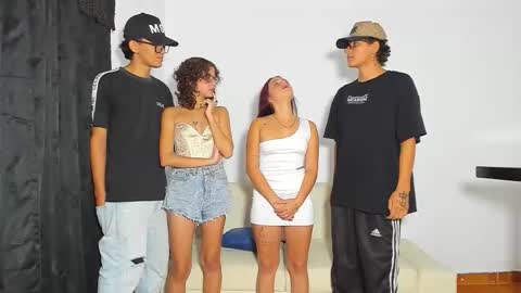 MIA new girlred hair TAMMY curly hair guys STEVE and CAMILO mood Sam online show from December 20, 12:17 am