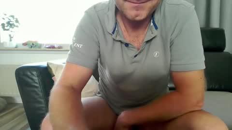 Snapshot of bomba8111 chatting on October 16, 9:53 am bomba8111 online show from October 16, 9:53 am