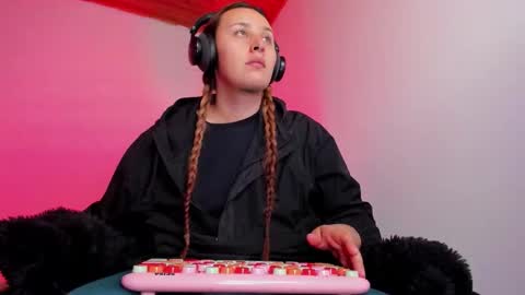 Bonnie Help me reach 500 likes online show from January 17, 11:02 pm