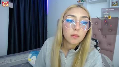 Soffy Brooks Independent model online show from December 15, 3:35 am