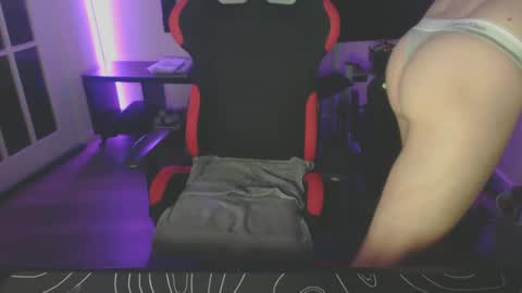 boy_t0y89 online show from February 17, 6:06 pm