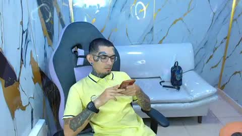 boy_tatto77 online show from June 30, 12:43 am