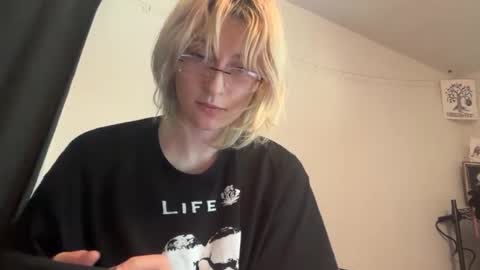 boywithbug online show from June 3, 5:18 pm