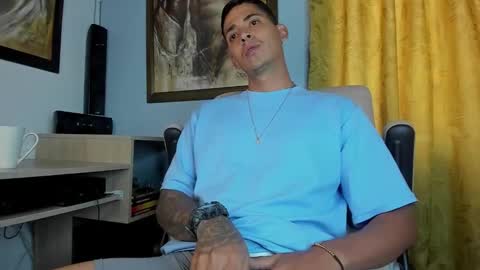 Snapshot of brandonlavitt chatting on December 24, 12:22 pm Brandon Lavitt online show from December 24, 12:22 pm