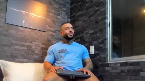 Snapshot of brucedallas chatting on October 16, 2:55 am brucedallas online show from October 16, 2:55 am