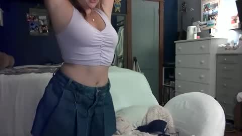 Snapshot of brunettebaby040 chatting on September 18, 3:43 am brunettebaby040 online show from September 18, 3:43 am