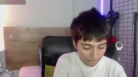 Snapshot of bryce_evans chatting on December 17, 11:59 pm B R Y C E  online show from December 17, 11:59 pm