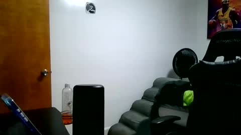 buffsexyman24 online show from April 1, 12:00 am