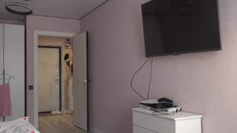 butteflai online show from March 31, 8:04 am