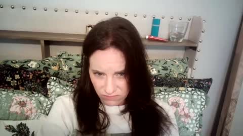 Snapshot of caitie__citrine chatting on December 4, 5:49 pm Caitie Citrine online show from December 4, 5:49 pm