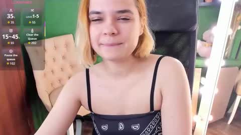 Snapshot of caitlin_crazy chatting on October 24, 8:59 am Gina online show from October 24, 8:59 am