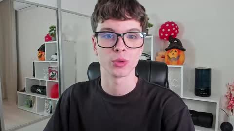 Hey I am Calvin  online show from March 11, 7:14 pm