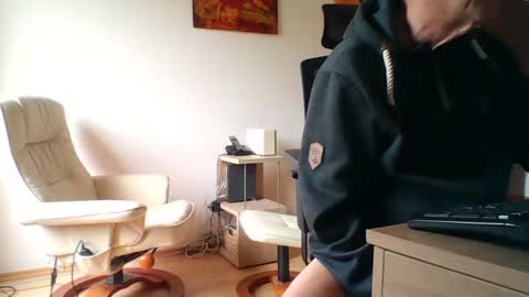 Snapshot of camcologne chatting on December 5, 10:28 am camcologne online show from December 5, 10:28 am