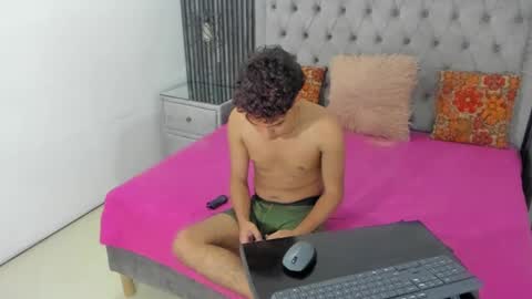 Snapshot of camilowhites chatting on March 1, 12:28 am CamilowhiteS online show from March 1, 12:28 am