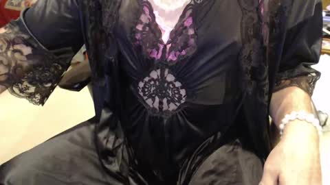 Snapshot of cammiecd chatting on October 28, 3:35 pm CammieCD online show from October 28, 3:35 pm