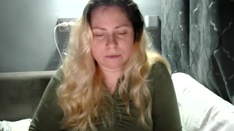 Laura online show from October 30, 8:09 pm