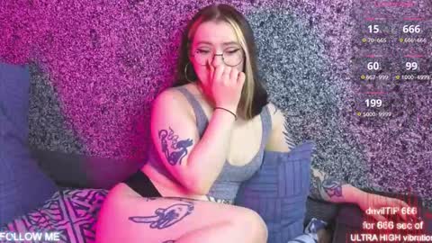 Snapshot of carolinareaperr chatting on October 22, 2:19 pm Ask me better xx online show from October 22, 2:19 pm