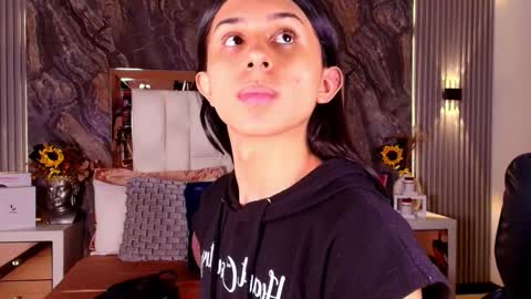 caroline_foster1 online show from March 27, 12:06 pm