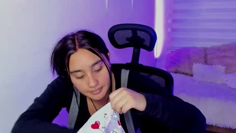 caroline_rodriguez_9 online show from January 14, 7:22 pm