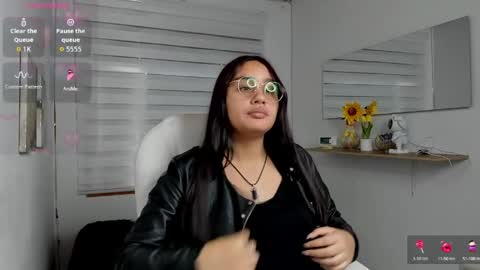 caroline_rodriguez_9 online show from April 11, 7:40 pm