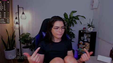 Snapshot of catalella_01 chatting on December 2, 3:29 am MACARENA online show from December 2, 3:29 am