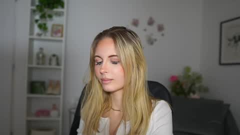 Snapshot of catecrago_ chatting on February 28, 11:58 am catecrago online show from February 28, 11:58 am