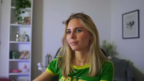 Snapshot of catecrago_ chatting on February 8, 4:57 pm catecrago online show from February 8, 4:57 pm