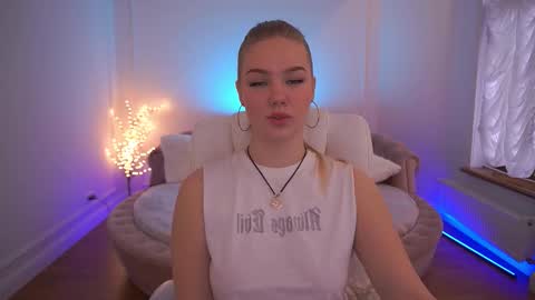 celestenoirr online show from December 18, 8:09 am