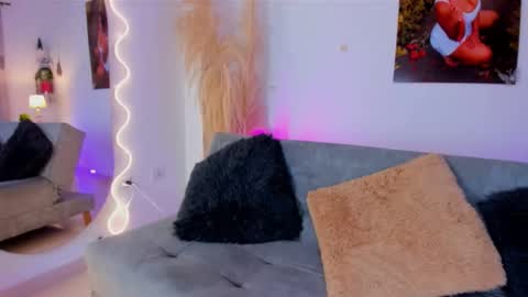   online show from December 5, 1:31 pm