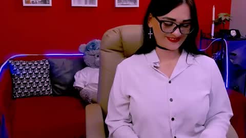 The Queen online show from April 12, 8:13 pm