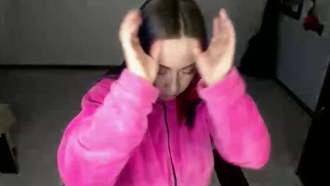 charlottezoe online show from February 17, 9:19 am