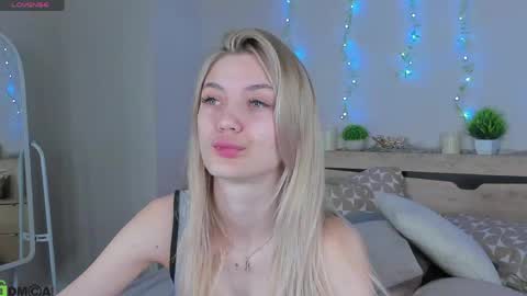 cherry_pr1ce online show from May 10, 11:11 pm