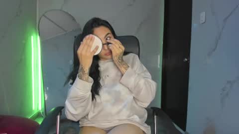 ChloeeThompson online show from November 21, 3:37 am