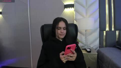  Chloe Harper  online show from April 17, 11:45 am