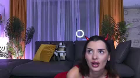 Chloe online show from October 23, 5:25 pm