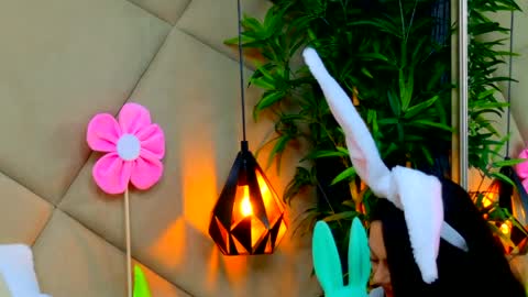 Chloe Vee online show from April 4, 5:25 am