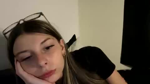 clairewalkerrr online show from October 28, 1:01 pm
